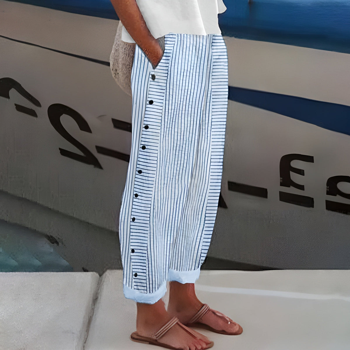 Pantalon femme a rayures avec boutons contrastes - Chic et fluide