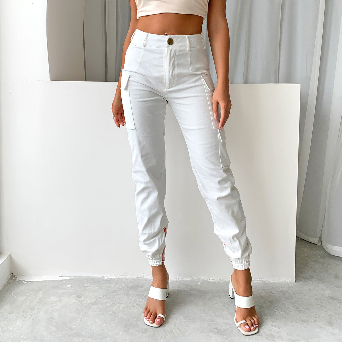 Pantalon Cargo Femme Coupe Ajustée - Style Streetwear Moderne et Tendance.