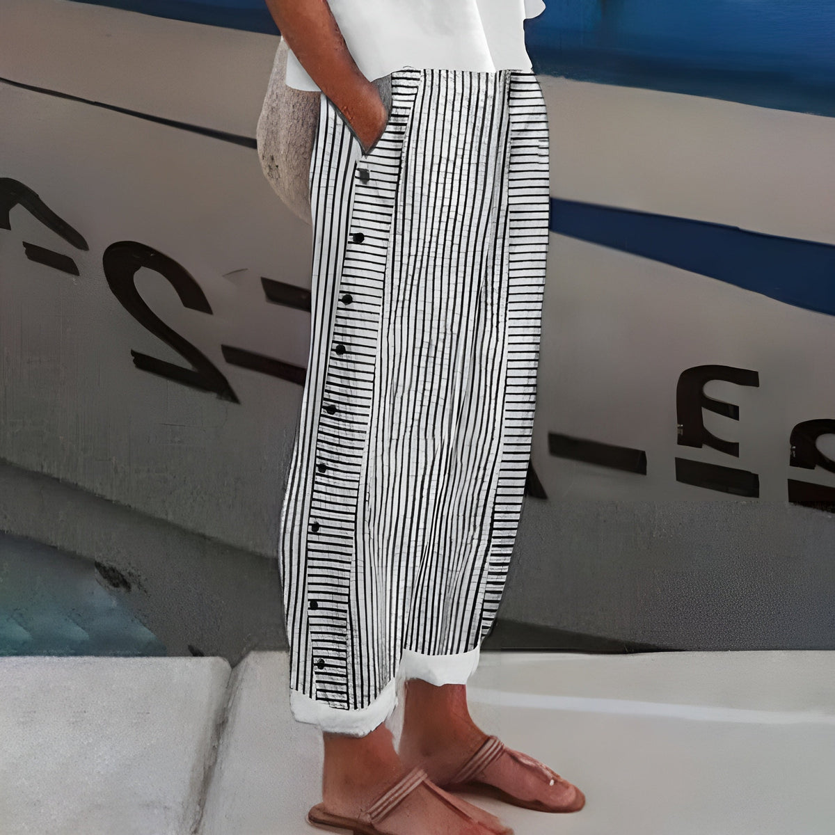 Pantalon femme a rayures avec boutons contrastes - Chic et fluide
