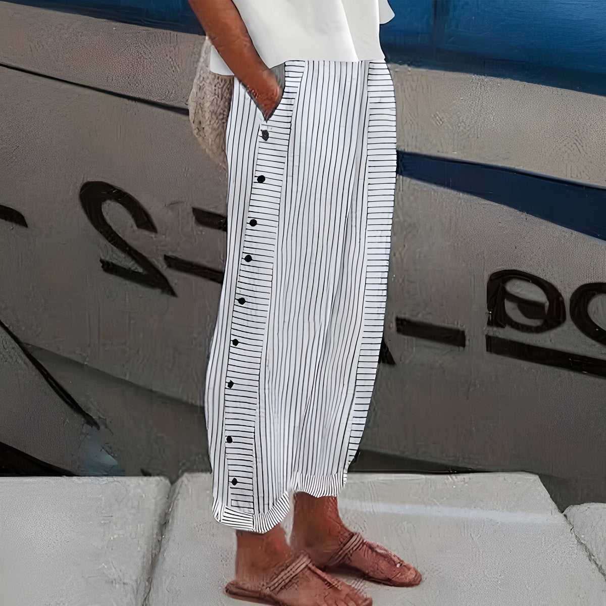 Pantalon femme a rayures avec boutons contrastes - Chic et fluide