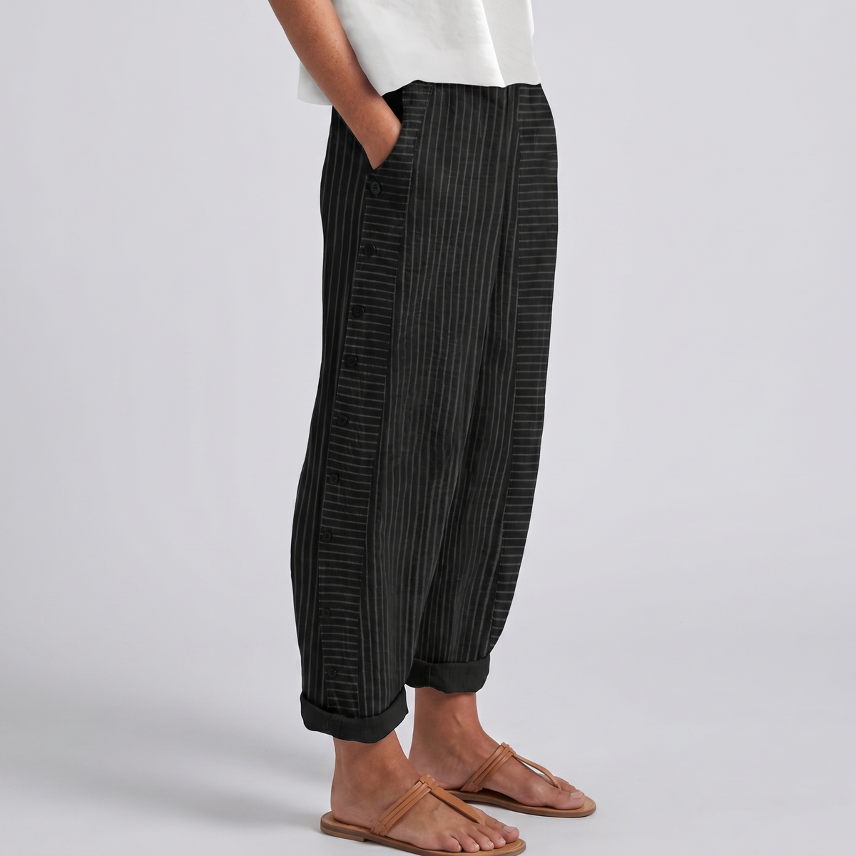 Pantalon femme a rayures avec boutons contrastes - Chic et fluide