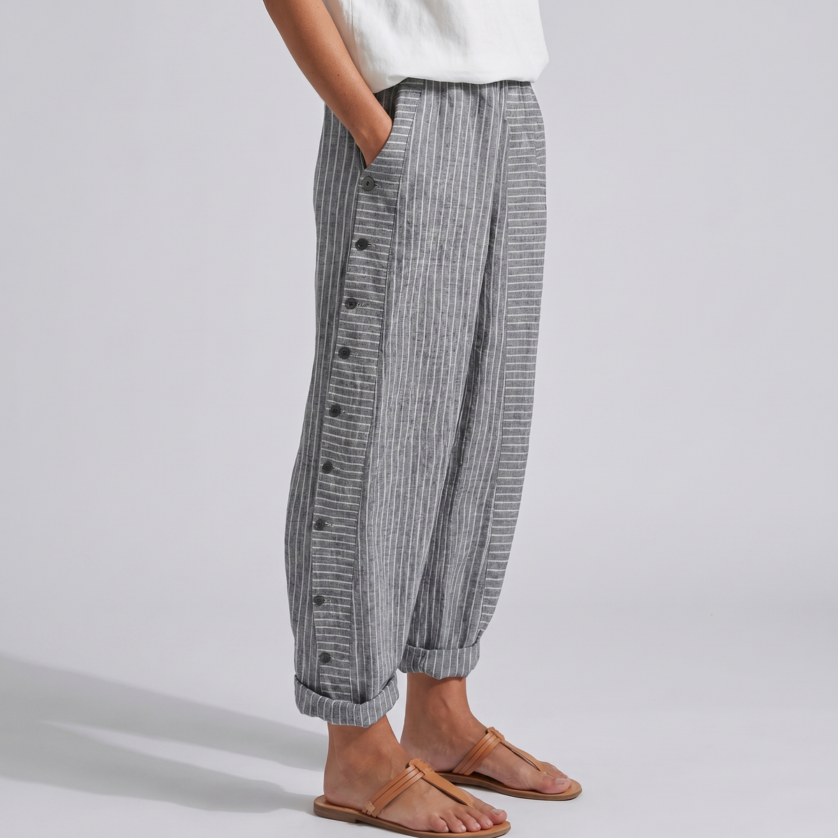 Pantalon femme a rayures avec boutons contrastes - Chic et fluide